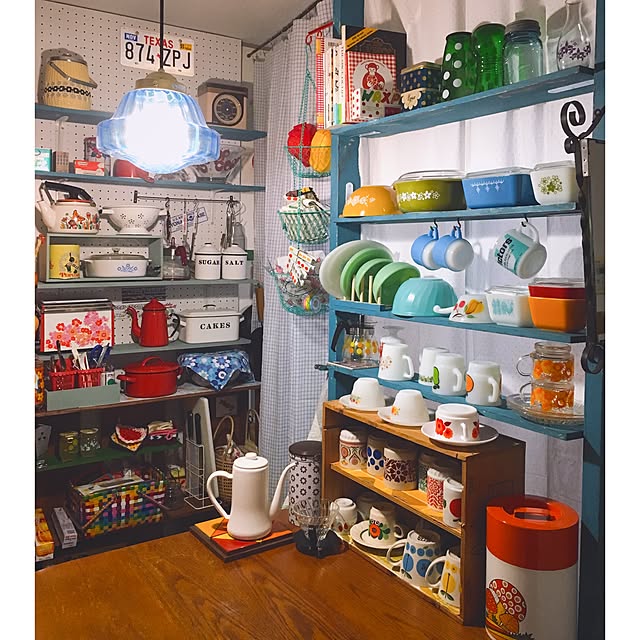 Kitchen,ごちゃごちゃ,カラフル,賃貸,PILLAR BRACKET,DIY棚,DIY,ファイヤーキング,パイレックス,ミルクガラス,東欧雑貨,ヴィンテージ,レトロ,昭和レトロ,生活感 hilaの部屋