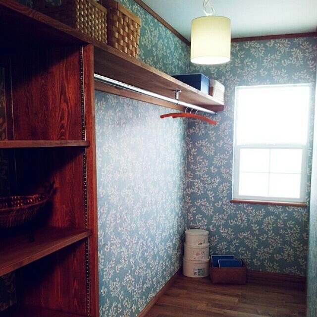 My Shelf,ウォークインクローゼット,花柄壁紙 jomの部屋