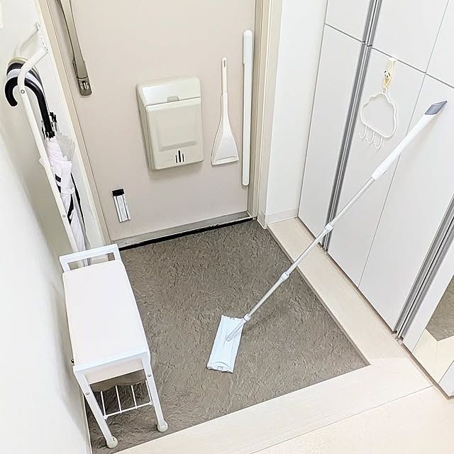 Entrance,クイックルワイパー,クイックル,予防掃除,ニオイ対策,暮らしの味方,夏の暮らし準備2025,クイックルワイパー立体吸着ウェットシート,クイックルワイパー立体吸着ウエットシート,クイックルワイパーSTRONG,クイックルマグネットワイパー,玄関,玄関のたたき,玄関のたたき掃除,傘立て,傘掛け,傘の置き場所,シューズボックス,スツール w+の部屋