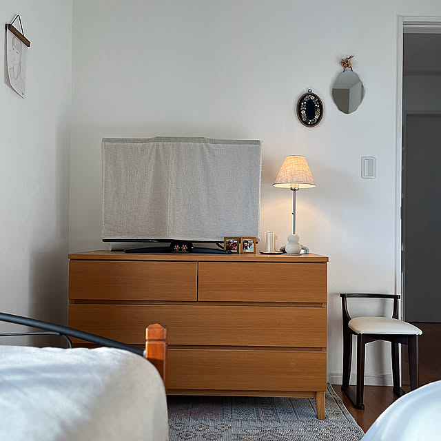 Bedroom,寝室インテリア,テレビ台,ナチュラルインテリア,IKEA テーブルライト,無印良品　キャビネット,3COINS雑貨 siosai10の部屋