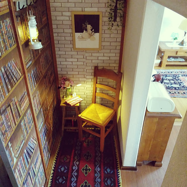 Entrance,アクセントクロス,団地,築40年以上,一人暮らし,ダイソーフェイクフラワー,セリアフラワー,本棚の壁紙,椅子,照明,読書スペース,ヴィンテージキリム,本は図書館、乱読派,団地DYI,廊下も部屋の一部 sanaの部屋