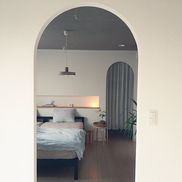 Bedroom,アール下がり壁,布クロス張りの天井,ニッチ,凸LAMP,無印良品,IKEA ayaの部屋