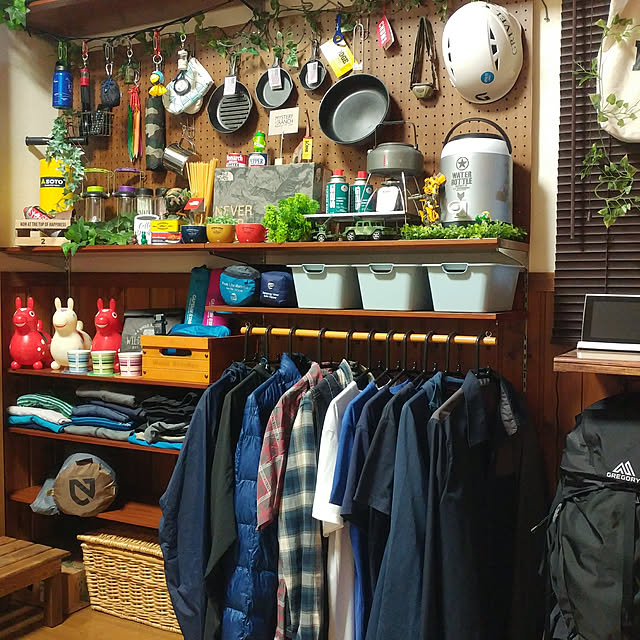 On Walls,壁面収納,アウトドア,パンチングボード,登山,スキレット,アウトドアインテリア,LODGE,キャンプ,DIY,フェイクグリーン YUNTaの部屋