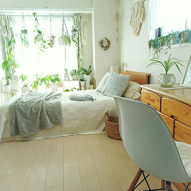 Bedroom,湯たんぽ,湯たんぽカバー手作り,クッションカバー 手作り,ベッドカバー手作り,冬支度,ひとり暮らし,NO GREEN NO LIFE,ミックスインテリア,マクラメタペストリー手作り,プラントハンガー作りました,ニトリ♡,2019.11.15,多肉ネックレス兄弟並んでます,ごくごく普通の家,salut!ブランケット,手作り,URBAN GREEN LIFE,ハンドメイド,森林浴をしてる雰囲気,ドローアライン,DRAW A LINE YuriYuriの部屋