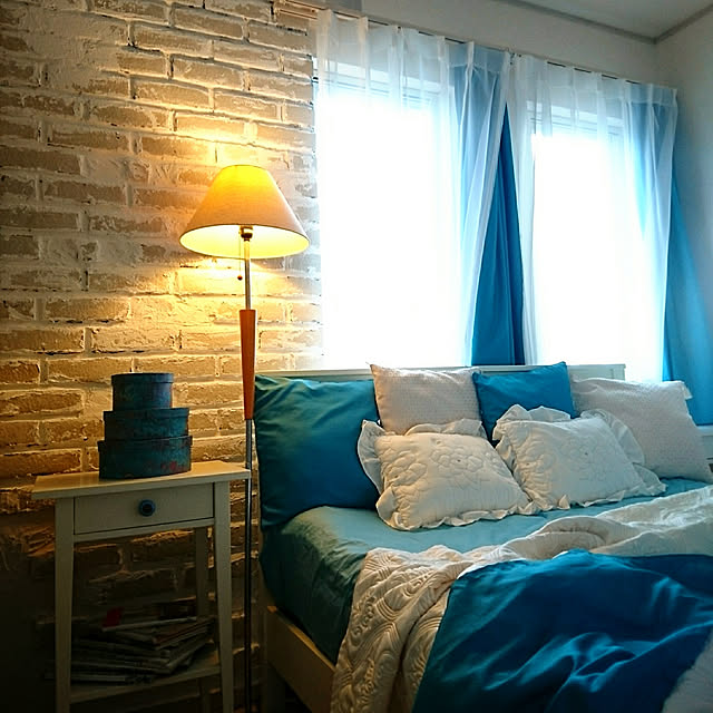 Bedroom,海外のカラーセンスに憧れる,海外インテリアに憧れる,IKEA,エレガント,ホテルライク,ラグジュアリーフレンチ,カントリー,かるかるブリック,タイルショップたまがわ,夕暮れ時,スタンドライト,漆喰,シャビーシック,レンガ壁 DIY,レンガ壁,漆喰壁DIY erikamama.の部屋