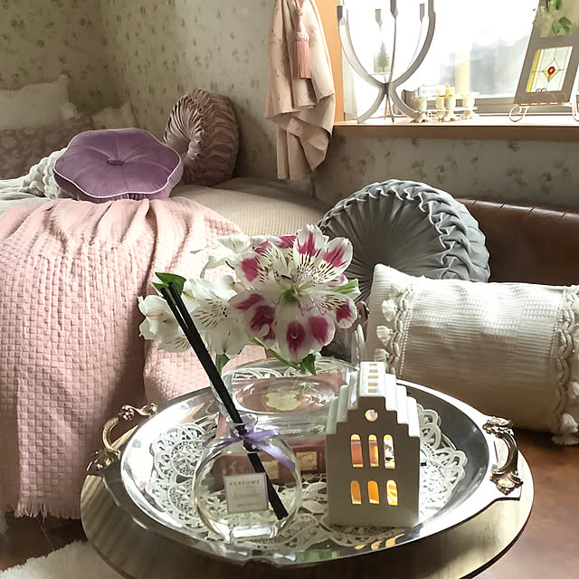 Bedroom,RoomClipショッピング,アストロメリア,ホルムガードポットクリア,レース,トレー,ケーラーアーバニアキャンドルホルダー,キャンドルスタンド,ダイソーさんに今はディフューザーないかも,ダイソーパフュームディフューザー300円,ソファー,キャンドル,壁紙,IKEAブランケット,ニトリさんのフリーカバー,デコホームさんの枕カバー,ニトリさんのジャンボクッションカバー,デコホームさんの円形クッションメイ,ニトリさんの円形クッションダリア,リラックス,香りのある暮らし,花瓶,癒し,サイドテーブル,フラワーベース,フラワーアレンジメント,いいね&フォローありがとうございます♡ taeの部屋
