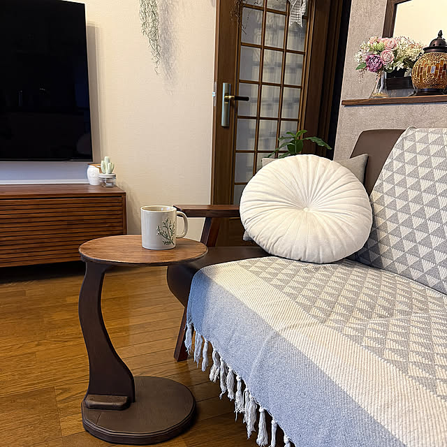 Lounge,ソファ,コーヒーの木,ミモザミモザのマグカップ,ミモザ,コーヒーテーブルDIY,コーヒーテーブル,テーブル,DIY,グリーンのある暮らし,グリーン,サイドテーブルDIY,サイドテーブル yumirilの部屋
