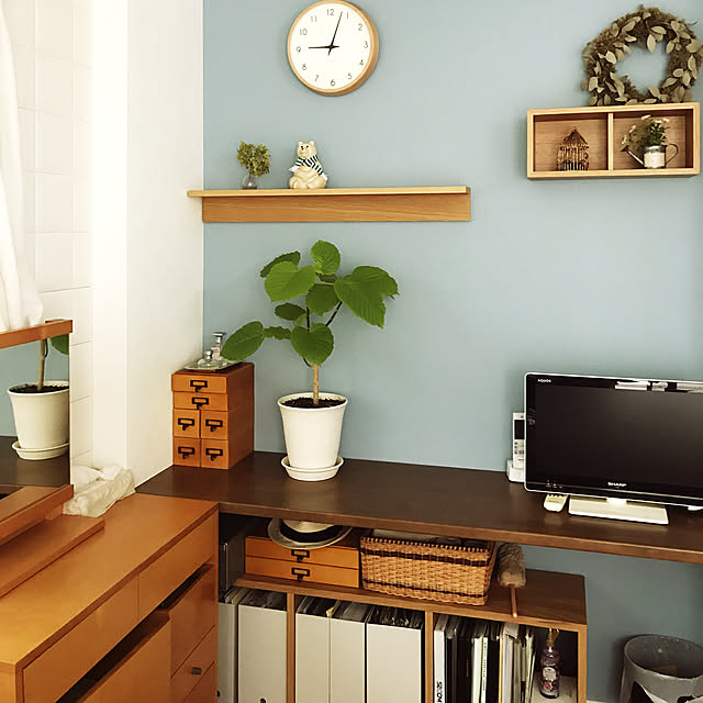 Bedroom,無印ファイルボックス,鏡台,アクセントクロス,フェリシモの小引き出し,フェリシモ,アナベルドライ,かべにつけられる家具,リース,ウンベラータ,無印良品,造作棚,ドライフラワー,エコカラット,シンプルライフ,適度に生活感,しろくま貯金箱,レムノス時計,レムノス maaayonの部屋
