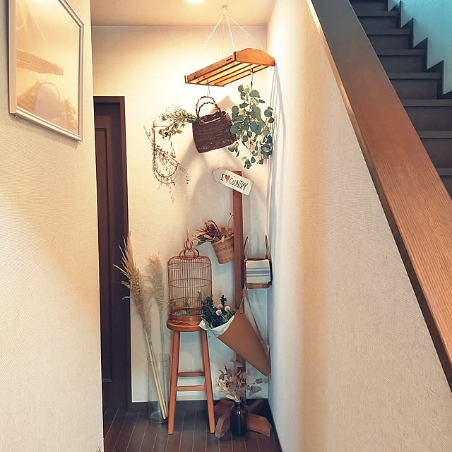 Entrance,ドライフラワー,田舎暮らし,ユーカリポポラス,築30年,暮らしを楽しむ,ムラサキシキブ,パンパスグラス,吊るすインテリア,空間を無駄にしない,古い家を楽しむ,空間を楽しむ,吊るすシェルフ,吊るすシェルフDIY,JAはおすすめ michiの部屋
