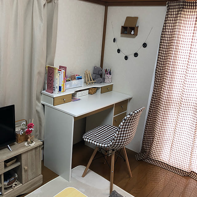 にとり,椅子,つくえ,賃貸,2DK,白が好き,配置換え,カゴ大好き♡,棚 ディスプレイ,チェックのカーテン,ぬいぐるみ,一人暮らし,ナチュラル,チェック柄,My Desk Naoの部屋