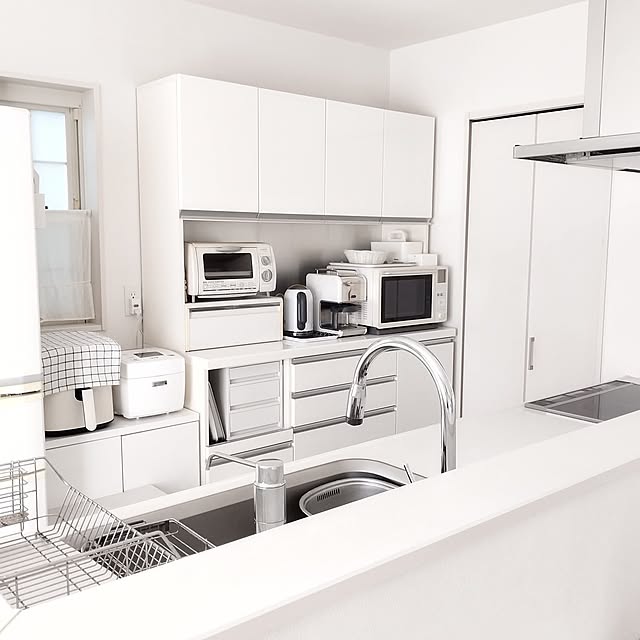 Kitchen,すっきり暮らす,シンプルな暮らし,シンプル,モノトーン,ホワイトインテリア,ホワイト,白黒グレー,ホワイトキッチン,シンプルインテリア,モノトーンインテリア,IKEA,何も置きたくない,パモウナ 食器棚,パモウナ,グースネック水栓,ホワイトシルバー,Panasonicキッチン,無印良品,デロンギ,ブラバンシアブレッドビン,キッチン収納,シンプルライフ,ブレッドケース,ブレッドビン,カップボード,食器棚,収納,brabantia,ノンフライヤー SSSSSの部屋