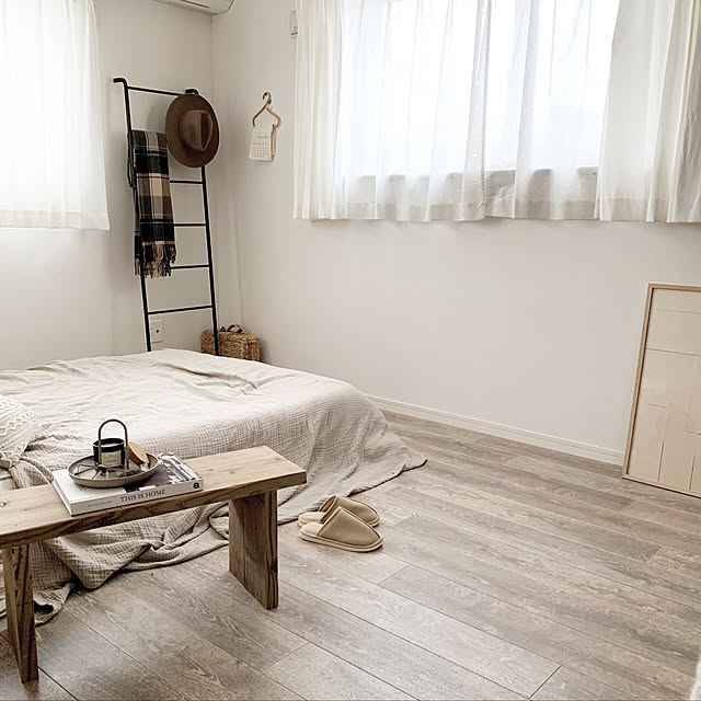 ニトリのカーテン,ラダー,カーテン,ベージュインテリア,H&M HOME,いつも皆さんありがとうございます♡,建売住宅,ワンコと暮らす家,コメントお気遣いなくです❤︎,モノトーンナチュラル,ベージュが好き♡,海外インテリアに憧れる,ポスター,ルームシューズ,Bedroom,シンプルに憧れる,クッションフロア,寝室 mimiの部屋