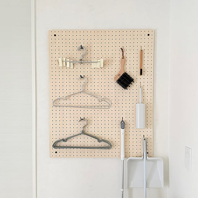 On Walls,有孔ボード,ハンガー収納,掃除道具,見せる収納,壁面収納,無印良品,シンプルが好き,模様替え中 usaco.の部屋