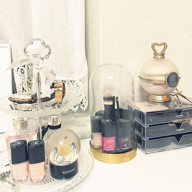 My Shelf,ダニエルウェリントン,カルティエ,ラデュレ,CHANELのネイル,コスメ収納,ネイル,スノードーム,CHANEL sayuriの部屋