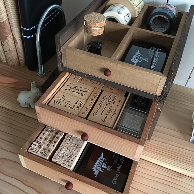 丁寧に暮らす,机の上ディスプレイ,心地よく暮らせる部屋づくり,DIY,作るの大好き,なんちゃって壁,好みが変わる,セリア,スッキリ暮らしたい,のんびりDIY,杉板でテーブルdiy,スタンプ収納,インテリア,お家時間,感謝します,引き出しDIY,雑貨,いやしの空間,DIY大好き,アンティークメディウム,100均,お家時間の過ごし方,My Shelf importantの部屋
