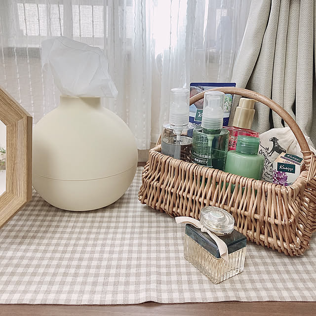 スキンケア収納,かご収納,ナチュラルインテリア,ナチュラル,壁掛けインテリア,ミドルブラウン,模様替え中,四畳半,壁掛け時計,ホワイト×ブラウン,一人部屋,狭い部屋,四畳半の部屋,狭いけど諦めない！,実家,実家暮らし,ホワイト×ベージュ,ホワイトインテリア,天然素材,鏡,メイクスペース,かご,My Shelf george.biscuitの部屋
