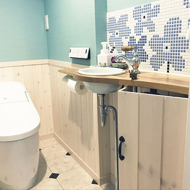LIXIL INAX ベーシアハーモ,トイレ 収納,なんちゃってウニッコ,北欧,腰壁,ブルーの壁,トイレ,リサラーソン ガチャガチャ,essence 手洗器,Bathroom mkmkmoominの部屋