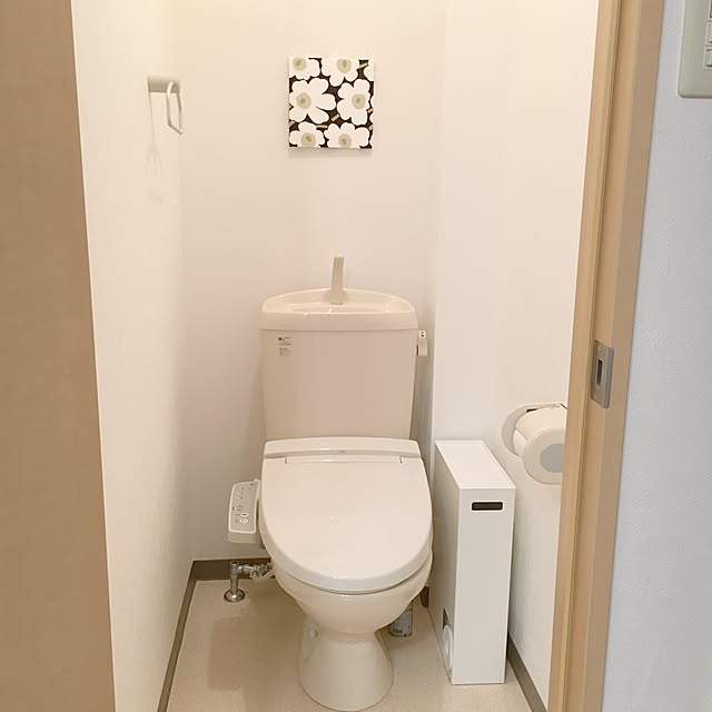 Bathroom,ホワイトインテリア,トイレットペーパー収納,トイレットペーパー,トイレットペーパーストッカー,ファブリックパネル,マリメッコファブリックパネル,マリメッコ,シンプル,賃貸,北欧,ナチュラル,賃貸アパート,収納,賃貸暮らし,楽天roomやってます hanaの部屋