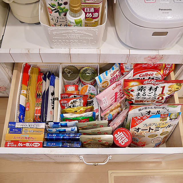食器棚 収納,ストック収納,ダイソー,食材ストック,みて頂き有難うございます(^^),お気に入り♡,ストック,複数枚投稿,Kitchen,収納難しい…,ダイソー　バスケット,ダイソー　収納ケース・ボックス pinaminの部屋