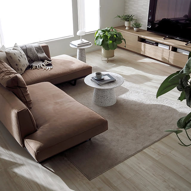 Lounge,北欧インテリア,茶系インテリア,ブラウンインテリア,カラテアオルビフォリア,観葉植物のある暮らし,テラゾーテーブル,ラウンドテーブル,丸テーブルのある暮らし,丸テーブル,ソファのある暮らし,ソファーまわり,HUKLA カストール,フクラ カストール,フクラのソファ,ソファ,リビングインテリア,リラックス空間,ig→sh.atyou,楽天ROOM→LOVE YOU sh.atyouの部屋