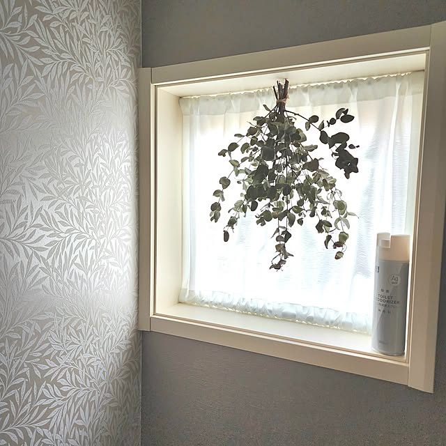 Bathroom,香りのある暮らし,ユーカリドライ,自然な香り,明り取り窓,トイレのインテリア,MYFLOWERLIFE,ユーカリスワッグ,アクセントクロス,ボタニカル柄の壁紙,西日対策,レースカーテン 75の部屋