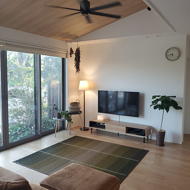 Lounge,い草,ヒコラー,イケヒコ・モニター,い草のある暮らし,平屋暮らし,北欧モダン,勾配天井のリビング,木目調壁紙,かご収納,積水ハウス,積水ハウス 鉄骨平屋,木目調クロス,照明,植栽,おきにいり♡,プリーツスクリーン ツイン,アロマディフューザー,オーデリック シーリングファン,積水ハウスの家,ウンベラータ,大開口の窓,大開口リビング,オーデリックの照明,雑貨 Saranの部屋