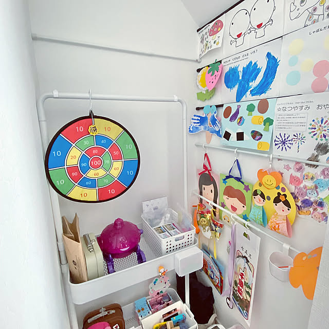 Lounge,つっぱり棒,子どもの作品,おもちゃ収納,トローリーハンガー,幼稚園の作品,階段下,アートのある暮らし,子どものいる暮らし,子どもと暮らす sallyの部屋