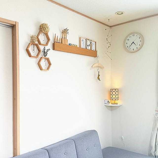 On Walls,プチプラインテリア,無印良品 壁に付けられる家具,プチプラで楽しむ,プチプラアイテム,プチプラ雑貨,ダイソー,セリア,100均だらけ,100均,100均アイテム,木製雑貨,自家製ドライフラワー,ニトリの時計,ブルートゥーススピーカー,ハンドメイドライト,木製オブジェ,ダイソーの一輪挿し,ウッドモビール,ポストカードをフレームに,山口一郎さんの絵,プチプラだらけ,ナチュラルが好き,ダイソー　コーナーシェルフ,ウッドが好き,ナチュラルインテリア,ほぼプチプラコーナー h.t.の部屋