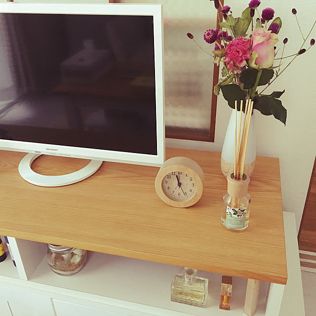 My Shelf,テレビ台,いただきもの,置き時計,ニトリ,置物,すっきりとした暮らし,賃貸,築３０年以上,2K,シンプル,ひとり暮らし,ものの少ない暮らし,古い賃貸,アパート,昭和の家,白 ナチュラル,一人暮らし,生花,昭和感ありあり賃貸,5.6畳 moamoaの部屋