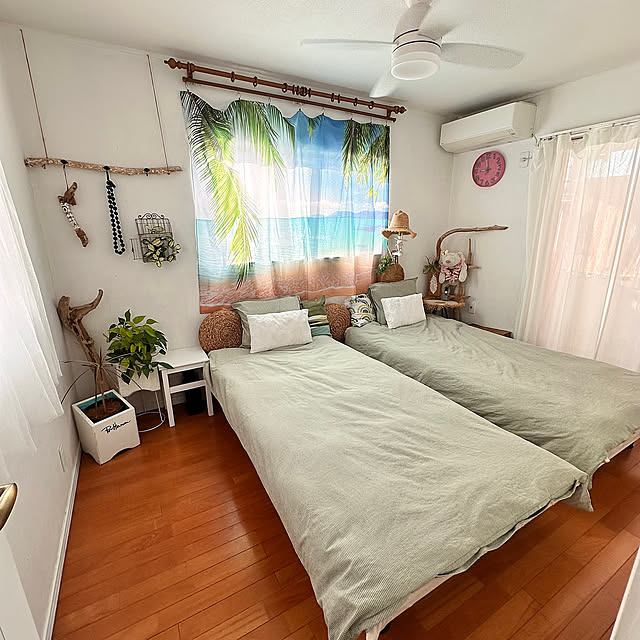 Bedroom,ぬいぐるみ,ウォーターヒヤシンスクッション,海のタペストリー,観葉植物のある暮らし,IKEAのクッションカバー,クッション,流木で作ったラダー,流木で作ったフック,IKEAのベリパルム布団カバー,ニトリのスノコベッド,リゾートインテリア,海を感じるインテリア Megumiの部屋