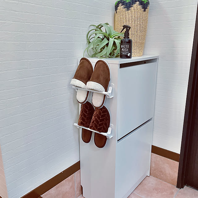 シンプルが好き,シンプルライフ,seriaのスリッパ,秋色スリッパ,すっきり暮らしたい,両面テープで貼っただけ,両面テープ,ダイソーのタオルかけを代用,シンク扉用を玄関で使用,シンプル,いつもいいねやコメありがとうございます♡,感謝です♡,RCの出会いに感謝♡,秋色,両面テープってすごい,12月になったらモコモコスリッパかな,Entrance miyuの部屋