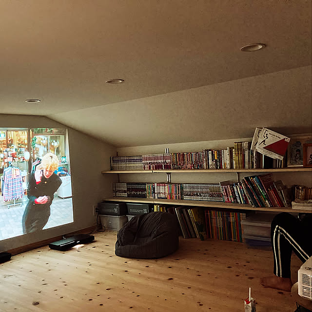 小屋裏,漫画部屋,ホームシアター,プロジェクター,趣味部屋,ひのきの床,On Walls Asamiの部屋
