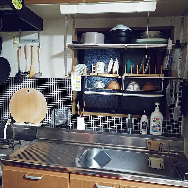 Kitchen,キッチン収納,水切りかごのない生活,ニトリ,吊り戸棚バスケット,丸いまな板,水切りかごのないキッチン,せまいキッチン,tower ポリ袋エコホルダー,セリアのリメイクシート,ずぼら収納,セリア,食器棚なし hiroの部屋