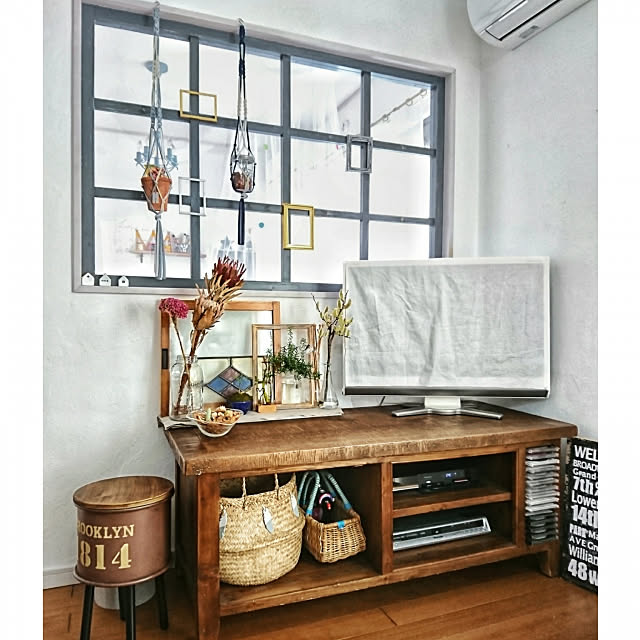 My Shelf,テレビボード,窓枠ペイント,ドライフラワー,シーグラスバスケット,かご収納 m-chocoの部屋