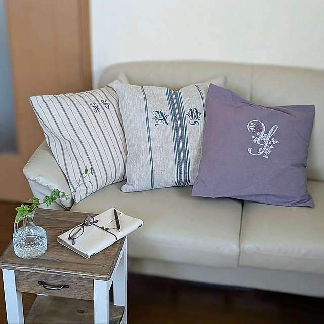 Lounge,ファブリックアイテム,リネン,リネンのある暮らし,クッションカバー,クロスステッチ,イニシャルモノグラム,フレンチモノグラム,フレンチシック,ヘデラ水差し,トラベラーズノート,サイドテーブル,グリーンのある暮らし,ヌードクッションはフェザー,イニシャル,刺繍 purpureの部屋