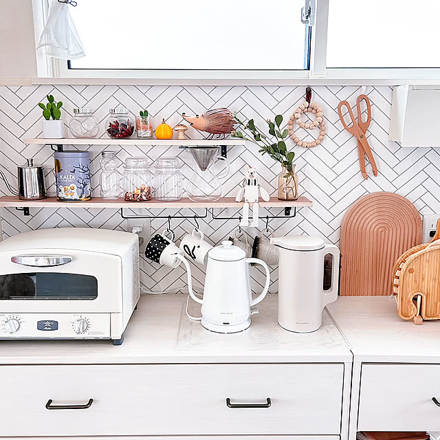 Kitchen,キッチン棚,DIY,ホワイトインテリア,ナチュラルインテリア,アラジントースター,グリーンのある暮らし,すっきり暮らしたい,いつもいいね♡コメありがとうございます♡,猫と暮らす,キッチン背面収納,ヘリンボーン壁紙,飾り棚 DIY,のちほどゆっくりお邪魔します☆,レコルト自動調理ポット Miyu_の部屋