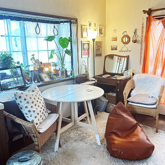 Lounge,ビーズクッション,冬の模様替え,観葉植物,グリーン,間接照明,明かり,ディスプレイ,出窓,癒し,クリスマス,3COINS,ファー,ミックスインテリア,窓辺のインテリア,一番好きな場所,ダイニング,モンステラ,かご,ガスファンヒーター,イケア,スタンド照明,丸テーブル naomomの部屋