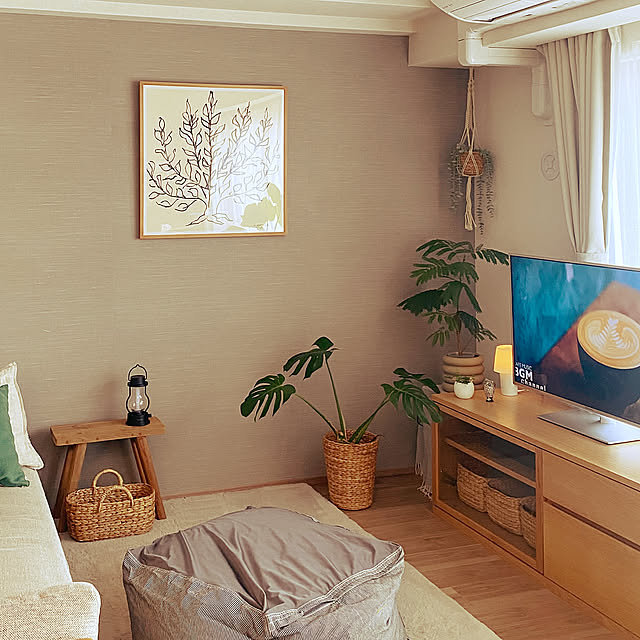 Lounge,エバーフレッシュ,モンステラ,リモコン収納,観葉植物,無印良品,ナチュラル,グリーン,リビング,マンション,ウォーターヒヤシンス,植木鉢,アート,体にフィットするソファ,アンリマティス,ウニコソファ,アンリ・マティス 「低木」,無印良品テレビボード,アートのある暮らし,アストル照明,かご・バスケット,アジア工房さんのスツール,テレビ台,アクセントクロス Anthuriumの部屋