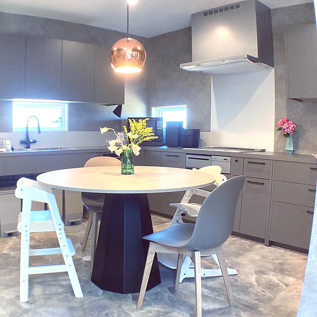 Kitchen,グラフテクト,ねこのいる暮らし,ダイニングテーブル,平屋,花のある暮らし,グレーのクロス,こどものいる暮らし,室内窓,connubiaのダイニングテーブル,connubiaのダイニングチェア ma.kiの部屋