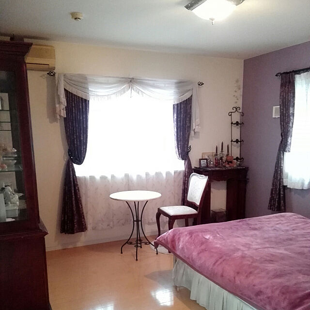 Bedroom,クラシックインテリア,マントルピース,唯一のシーリング照明,むらさき,パープルインテリア usako.usaの部屋