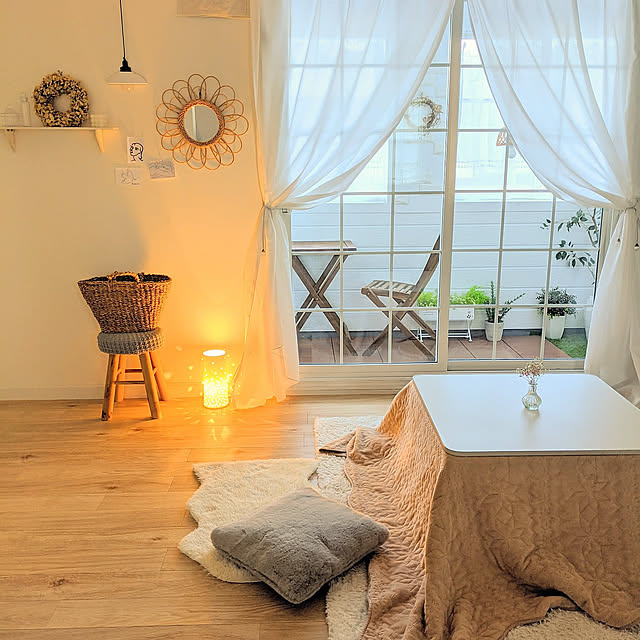 ライトアップ♡,白と木が好き♡,照明,ニトリのカーテン,ニトリのランプ,ダイソー,こたつ,レースカーテン,サリュ！,Daiso naoの部屋