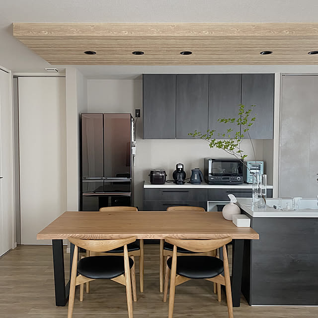 シンプルインテリア,ナチュラルインテリア,ペーパーポット,ヘルシーシェフ,mitte,ミッテ,TOTOミッテ,TOTOキッチン,ブラック家電,ブラックキッチン,木目天井,下がり天井,横並びキッチン,横並びダイニング,TOTO,インテリア雑貨,グレージュクロス,ダウンライト,新築一戸建て,注文住宅,Kitchen,ドウダンツツジ min.の部屋