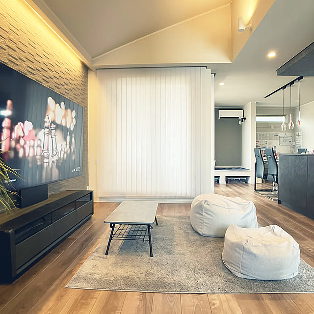 Lounge,ホテルライク,L型リビング,バーチカルブラインド,勾配天井,ビーズソファ,シンプルが好き,インナーバルコニー,間接照明,エコカラット eightの部屋