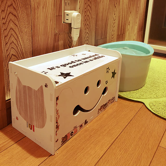 On Walls,ホコリ侵入も予防できるかなぁ…？,100均ステッカー貼りました,リメイクシートを猫型にカットして,にゃんずの給水コーナー,スマイル,ケーブルコンセント収納ボックス naworinの部屋