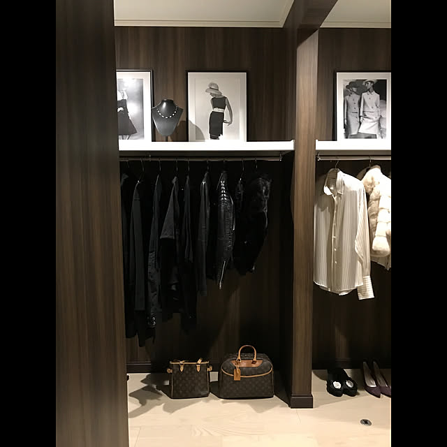 ウォークインクローゼット,My Shelf,モノクロ写真,コートハンガー,CHANEL,ルイ・ヴィトン,louis vuitton,三井ホーム,イタリアンモダン,VOGUE sigislccの部屋