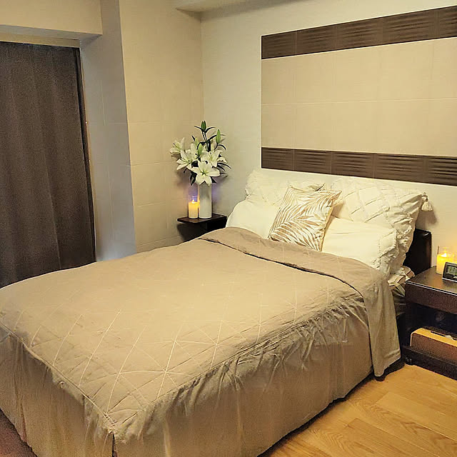 Bedroom,ホテルライク,花瓶,花のあるくらし,マンション暮らし,癒し,ブラウン,厚地カーテン,ベッド,ベッドカバー,クッション,ニトリ,LEDキャンドルライト,ユリ,白百合,カバー付きカーテンレール,エコカラット,サイドテーブル,ナイトテーブル,ティッシュボックス,コットンキルト,ベッドスプレッド,ブラウンインテリア,グリーン,寝室,ダブルベッド,調光ライト,SANROCK in Living,ベッドルーム,エコカラットデザインパッケージ love1017の部屋