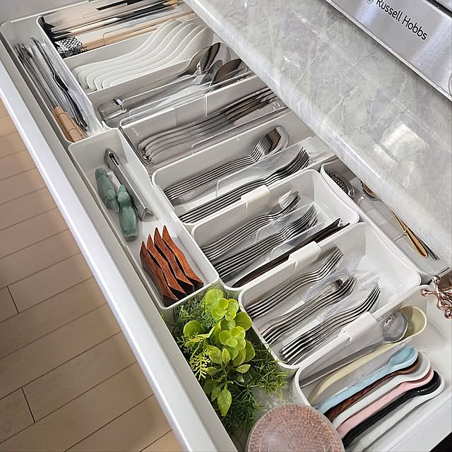 Kitchen,グリーン,カトラリー,ニトリ,セリア,フェイクグリーン,引き出し収納,カトラリー収納,整理収納,連結パーツ,縦横伸縮整理トレー,L字透明仕切り板,無印良品サラダトング,箸置き,ステンレスカトラリー,カップボード,食器棚,整理トレー love1017の部屋