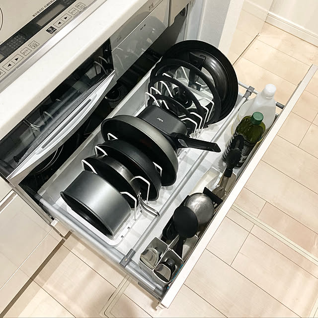 おうち見直しキャンペーン,ホワイトインテリア,キッチン収納,フライパン収納,シンプルインテリア,モノトーンインテリア,towerシリーズ,ホワイト×グレー,こどものいる暮らし,tower フライパンスタンド,RoomClipショッピング,RoomClip運営チームの皆様に感謝♡,Kitchen yu-yuukiの部屋