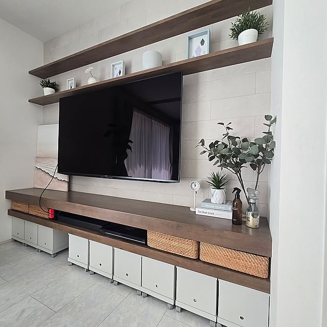 Lounge,かご・バスケット,無印良品,白い床,ホワイトインテリア,壁掛けテレビ,IKEA,リビング,ホワイト,リビングの一角,ホワイトナチュラル,ゲーム収納,無印良品のかご,すっきり暮らす,すっきり暮らしたい,テレビボード,かご収納,ゲーム機のある暮らし maruの部屋