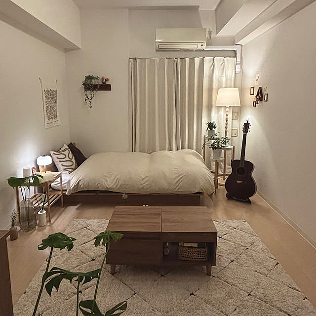 Lounge,1k １人暮らし女性,2025年,観葉植物,ナチュラル,IKEA,一人暮らし,北欧,フェイクグリーン,北欧インテリア,観葉植物のある部屋,シンプルインテリア,ひとり暮らし 1K,ひとり暮らしを楽しむ,無印良品,照明,北欧好き,夜を楽しむインテリア,シェードランプ,ギターのある部屋 Yuiの部屋